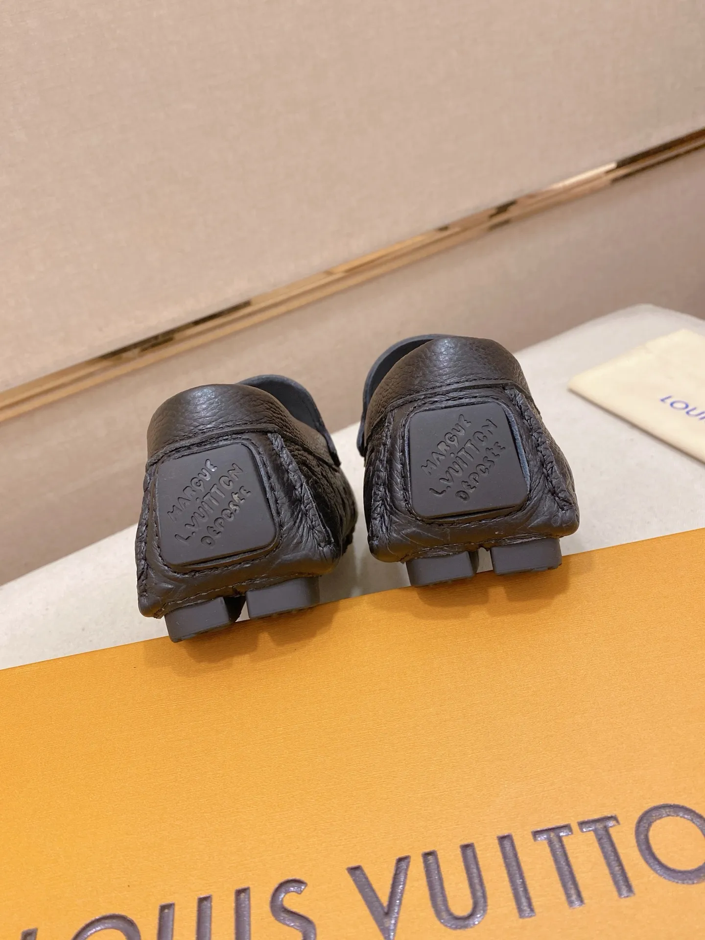 Factory price: 500💰High-end quality! LV 🆕🆕Exclusive hot-selling products in stock🔥🔥New products on the shelves, high-quality Ferragamo men's pea shoes, high-end casual driving shoes, with complete packaging! 💪 💪 Material: imported pebbled cowhide 🐂 + imported high-quality buffalo leather lining + wear-resistant outsole 👍🏻👍🏻 Features: high-end and comfortable, purely handmade 🚀 🚀 Create the perfect shoe that suits you best 🔥 🔥 Size: (38-44) 45 standard size can be customized!